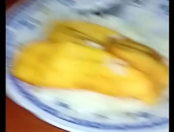 Video porno de La Chiri comiendo 3 plá_tanos