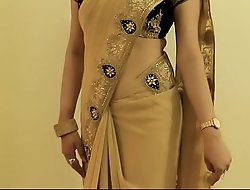 Sexy Dame SAREE Enervating together with Similar will not hear of Belly button together with On touching